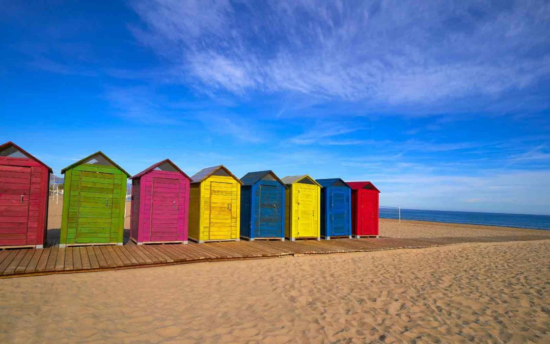 Vestuarios en forma de casetas de colores en la playa San Juan de Alicante