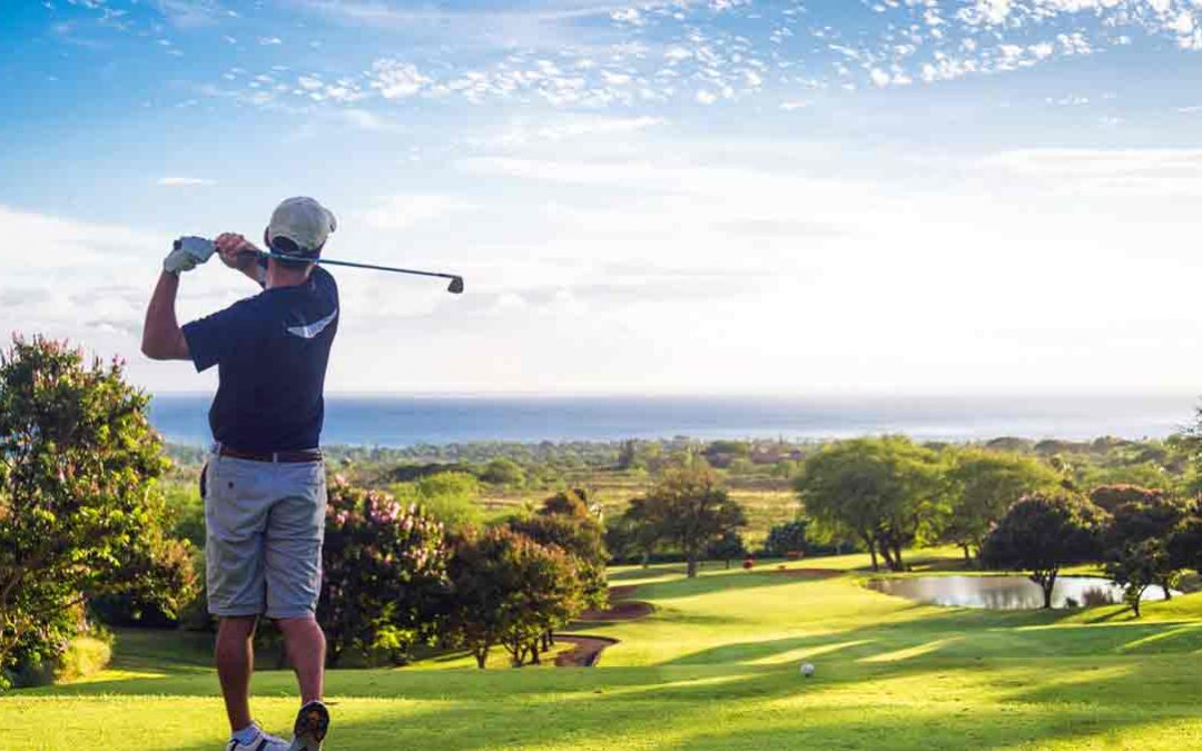 Hombre jugando al golf